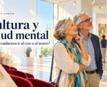 Dos personas mayores contemplan una obra en un museo junto al título Cultura y salud mental.