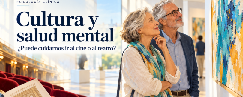 Dos personas mayores contemplan una obra en un museo junto al título Cultura y salud mental.